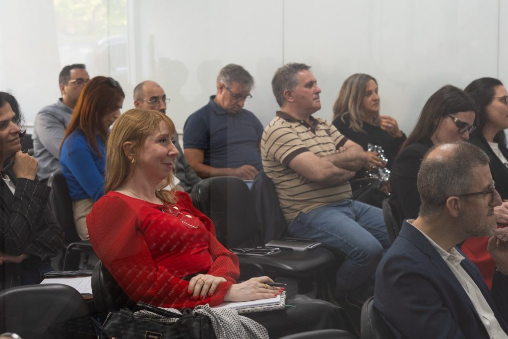 Networking profissional entre participantes sentados durante um evento da Samsys.