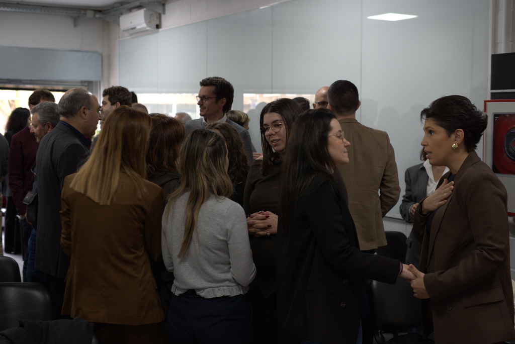 Profissionais em pé a conversar e a criar novas conexões durante um evento da Samsys.