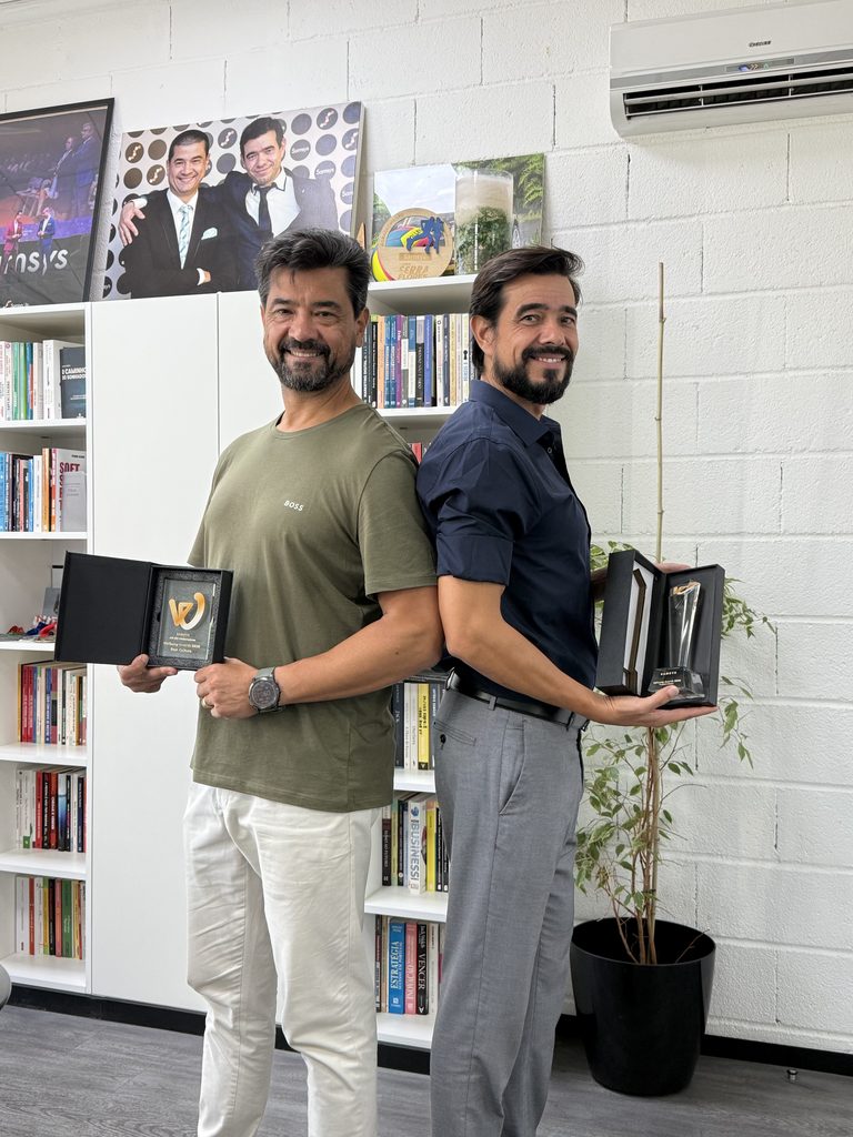 Wellbeing Awards 2026: Samuel Soares e Ruben Soares, CEO da Samsys, seguram os prémios Best Culture of Wellbeing e People’s Choice.