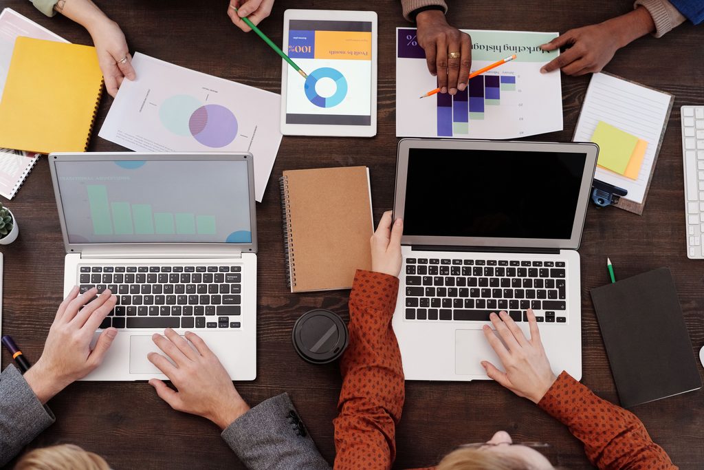 Equipa a planear uma estratégia de marketing digital para empresas